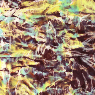 Abstraktes Muster mit Streifen und Flecken in Gelb, Braun, Blau und Weiß, das auf der gesamten Oberfläche einen strukturierten, zerknitterten Effekt erzeugt.