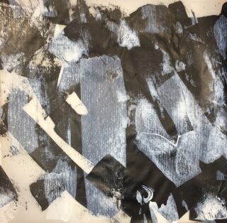 Abstrakte schwarze, weiße und graue strukturierte Formen überlappen sich auf einer Leinwand und erzeugen so eine vielschichtige, malerische Komposition mit rauen, unebenen Kanten und sichtbaren Pinselstrichen.