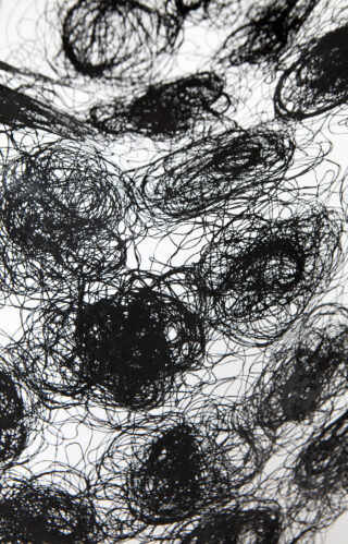 Schwarze, kritzelartige kreisförmige Muster, die auf einem weißen Hintergrund verstreut sind und ein abstraktes, chaotisches Design erzeugen.