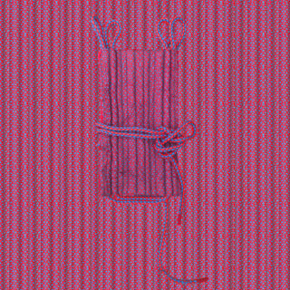 Auf einem gemusterten Textilhintergrund in Rosa- und Lilatönen liegt ein rechteckiges Bündel, das mit einer geflochtenen Kordel umwickelt ist.