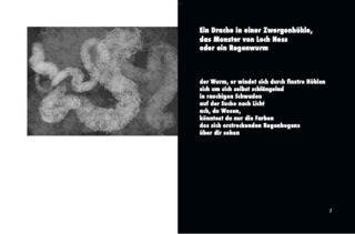 Links ist ein Graustufenbild eines wurmartigen Wesens zu sehen, rechts ein deutscher Text mit einer Beschreibung von Fabelwesen und einem Wurm auf schwarzem Hintergrund.