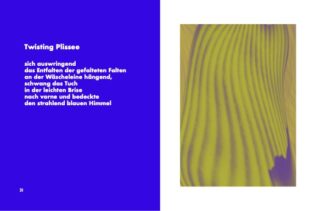 Links ist auf blauem Grund ein deutsches Gedicht mit dem Titel „Twisting Plissee“ zu sehen, rechts ein abstrakter gelber Stoff mit Falten auf violettem Grund.