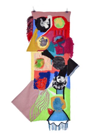 Ein farbenfrohes, abstraktes Textilkunstwerk mit verschiedenen strukturierten Formen, Mustern und Gesichtern, vertikal vor einem weißen Hintergrund dargestellt.