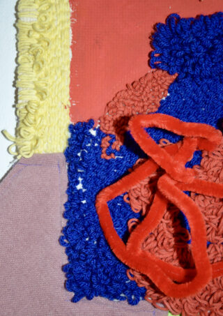 Eine Nahaufnahme eines strukturierten Textilkunstwerks mit gelbem, rotem und blauem Garn sowie einem in Form gedrehten roten Pfeifenreiniger.