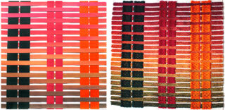 Zwei rechteckige gewebte Textilien mit horizontalen und vertikalen Streifen in Rot-, Orange-, Braun-, Schwarz- und Grüntönen, nebeneinander ausgestellt.