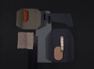 Auf einer dunklen Oberfläche sind Textilmuster in verschiedenen Formen, Farben und Texturen angeordnet und weisen wellige, gerippte und glatte Stoffmuster auf.