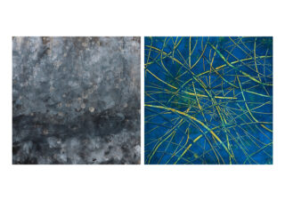 Zwei abstrakte Gemälde nebeneinander: Das linke hat ein strukturiertes, graues und wolkiges Aussehen, während das rechte sich kreuzende gelbgrüne Linien auf einem blauen Hintergrund aufweist.