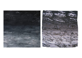 Bilder nebeneinander: Links ist ein dunkles abstraktes Gemälde mit kleinen Strukturmarkierungen zu sehen, rechts ein gewebter Stoff mit ähnlichen Mustern in Schwarz-, Weiß- und Grautönen.