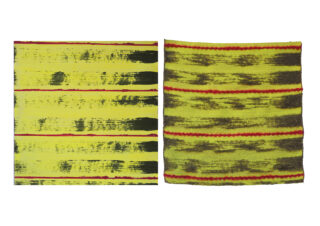 Zwei rechteckige Paneele nebeneinander, jedes mit horizontalen gelben, schwarzen und roten Streifen; das linke Paneel ist glatt, das rechte Paneel scheint strukturiert und gewebt.