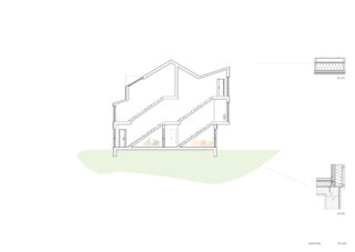 Architektonische Schnittzeichnung eines mehrstöckigen Gebäudes mit Treppen, Türen und kommentierten Wanddetails; grüne Schattierung zeigt die umgebende Landschaft an.