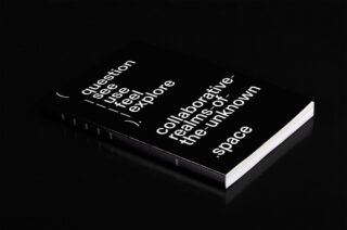Auf einer schwarzen Fläche liegt ein schwarzes Buch mit dem Titel „Fragen, sehen, verwenden, fühlen, erkunden: Gemeinsame Bereiche des unbekannten Raums“.