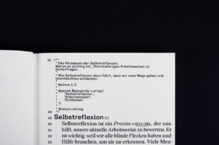 Eine Buchseite mit deutschem Text zur Selbstreflexion mit programmierähnlicher Formatierung und hervorgehobenen Schlüsselwörtern wie „Selbstreflexion“ und „Arbeitsweisen“.