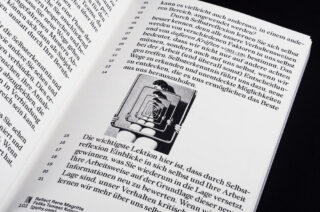 Eine Seite aus einem deutschen Buch mit Text und der Abbildung einer Hand, die einen Spiegel hält, in dem sich das Bild mehrfach spiegelt.