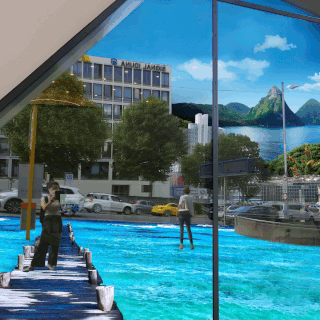 In einem Glasfenster ist eine Straßenszene mit Gebäuden und geparkten Autos zu sehen, teilweise darüber liegt das Bild eines Piers, der sich über das strahlend blaue Wasser in Richtung Berge erstreckt.