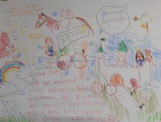 Eine farbenfrohe Kinderzeichnung mit handgeschriebenem deutschem Text, die ein Pferd, einen Regenbogen, ein Schloss, Wolken, Herzen und Strichmännchen sowie Notizen und Grüße auf Deutsch zeigt.