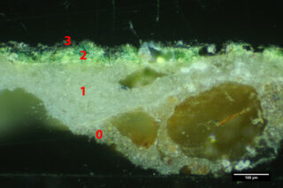 Querschnitt einer Materialprobe unter einem Mikroskop, der vier unterschiedliche Schichten zeigt, die rot mit 0–3 gekennzeichnet sind, mit einem Maßstab von 100 Mikrometern.