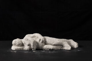 Zwei liegenden Figuren aus Ton.