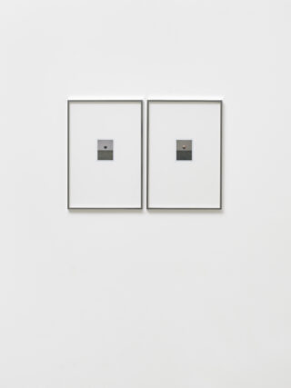 Zwei minimalistisch gerahmte Kunstwerke mit kleinen, zentrierten quadratischen Bildern werden nebeneinander auf einer schlichten weißen Wand angezeigt.