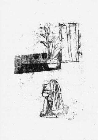 Eine Schwarzweißskizze zeigt eine Topfpflanze auf einem Tisch in der Nähe eines Fensters, mit einer kleinen, sphinxartigen Statue, die separat im Vordergrund steht.