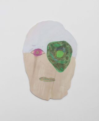 Ein flaches, abstraktes Gesicht aus ausgeschnittenem Papier mit einer grünen Augenklappe, einem rosa Auge und einem einfachen Mund auf einem schlichten weißen Hintergrund.