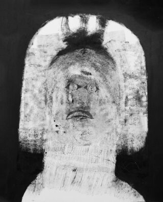 Schwarz-weißes abstraktes Porträt mit einem verzerrten menschlichen Gesicht mit rauen, strukturierten Linien und dunklem Hintergrund.