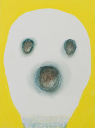 Abstrakte Zeichnung eines weißen, runden Gesichts mit dunklen, verschwommenen Augen und Mund auf einem leuchtend gelben Hintergrund.