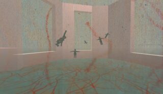 Mehrere menschenähnliche Figuren schweben in einem großen, abstrakten Raum mit hellen Wänden und Wasser auf dem Boden, beides mit roten, aderartigen Linien gemustert.