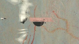 Abstraktes digitales Kunstwerk mit durchscheinenden geometrischen Formen, rosa verschlungenen Linien, einem schwarzen Halbkreis und roten Streifen auf einem strukturierten, hellblauen Hintergrund.