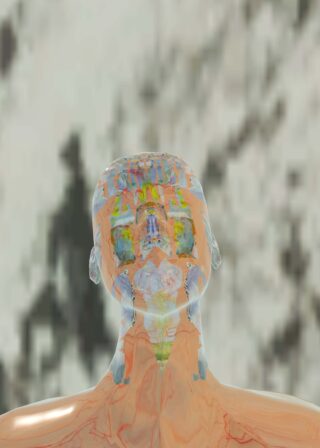 Vor einem verschwommenen, grau-weißen Hintergrund ist eine durchscheinende, abstrakte menschliche Figur von hinten zu sehen, auf Kopf und Hals sind bunte Muster zu erkennen.
