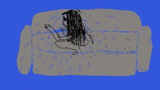 Eine Person mit langen Haaren sitzt mit gekreuzten Beinen auf einem grauen Sofa, mit Blick zur Seite, mit einem blauen Hintergrund und skizzenartigen Linien im gesamten Bild.