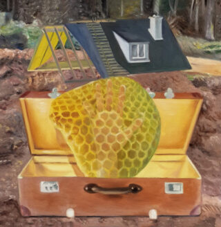 Ein offener Koffer steht auf der Erde und enthält eine Bienenwabe mit einem Handabdruck. Darüber schweben ein Haus und ein Dachstuhl vor einem Waldhintergrund.