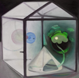 Eine geometrische Glasbox mit einer weißen Pyramide, einer kreisförmigen Form, einer blauen Kugel und einem grünen wolkenähnlichen Objekt vor einem grauen Hintergrund.