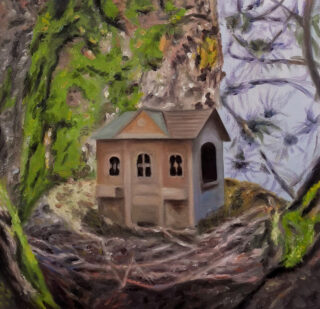 Inmitten eines großen Vogelnests, umgeben von grünem Laub und Ästen, steht ein kleines Holzhaus.