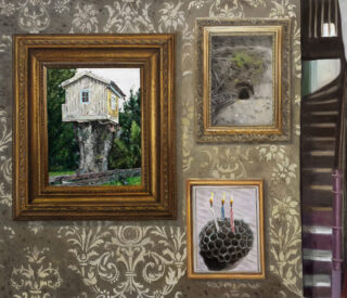 An einer gemusterten Wand hängen drei gerahmte Bilder: ein Haus auf einem Baumstumpf, ein Loch im Boden und ein Wespennest mit vier Geburtstagskerzen. Rechts ist eine Treppe zu sehen.