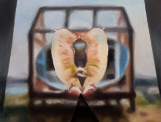 Ein verzerrtes Gemälde eines in zwei Hälften geteilten Pfirsichs ist vor einer verschwommenen geometrischen Struktur mit einem Außenhintergrund zentriert.