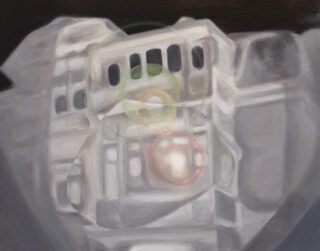 Ein abstraktes Gemälde mit geometrischen Formen in Weiß- und Grautönen und schwachen kreisförmigen Glanzlichtern in Gelb und Rot in der Mitte.