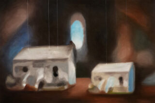 Zwei kleine, abstrakte, weiße Gebäude mit gewölbten Türen hängen an Schnüren vor einem verschwommenen, dunklen Hintergrund mit einem hellen vertikalen Lichtoval in der Mitte.