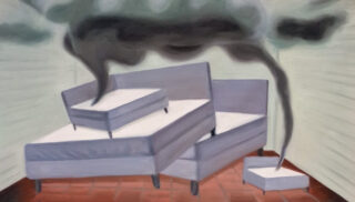 Drei Matratzen mit aufsteigendem schwarzen Rauch auf einem gefliesten Boden, dargestellt in einer surrealen, traumhaften Umgebung.