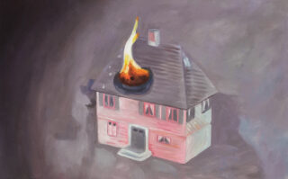 Gemälde eines zweistöckigen Hauses mit einem brennenden Streichholz auf dem Dach vor einem rauchgrauen Hintergrund.