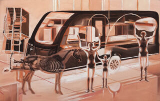 Ein stilisiertes Gemälde zeigt drei menschliche Figuren und ein Pferd mit teilweise sichtbaren Skeletten, die in einer abstrakten Innenkulisse vor einem modernen schwarzen Fahrzeug stehen.