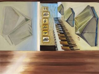 Abstraktes Gemälde mit geometrischen Formen, die gefaltetem Papier ähneln, einer zentralen Säule mit gerahmten Bildern und braunen horizontalen Streifen am unteren Rand.