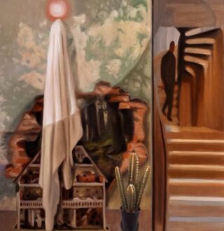 Ein Gemälde zeigt eine verhüllte Figur, die vor einem Puppenhaus steht, in der Nähe ein Kaktus im Topf, eine teilweise freiliegende Wand und im Hintergrund die Silhouette einer Person, die eine Wendeltreppe hinaufsteigt.