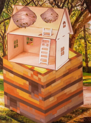 Das Modell eines kleinen, offenen Puppenhauses mit zwei Wespennestern auf dem Dach steht auf einem großen, klobigen Würfel aus geschichteten Erdtönen mit bewaldetem Hintergrund.