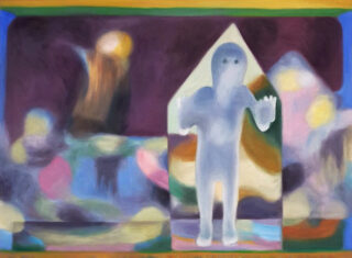 Ein verschwommenes, abstraktes Gemälde einer durchscheinenden menschenähnlichen Figur, die in einer geometrischen Form steht, umgeben von bunten, undeutlichen Hintergrundformen.