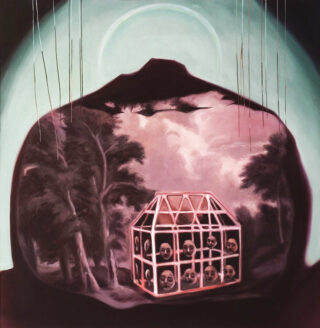 Gemälde einer dunklen Silhouette, die eine Landschaft mit Bäumen umrahmt; im Inneren beherbergt eine leuchtende Käfigstruktur menschliche Schädel. Darüber leuchtet ein blasses, kreisförmiges Licht am Himmel.