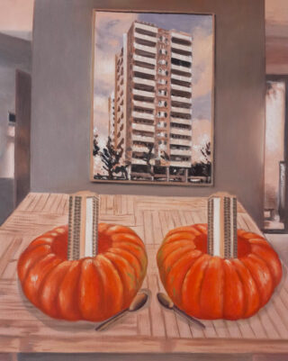 Ein Gemälde, das zwei Kürbisse auf einem Tisch zeigt. Darin befindet sich jeweils das Modell eines Hochhauses. An der dahinterliegenden Wand ist in einem gerahmten Bild ebenfalls ein großes Gebäude abgebildet.