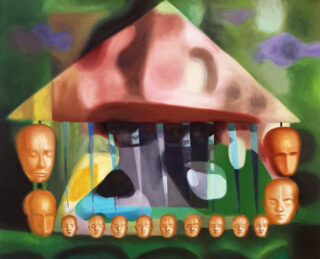 Ein surreales Gemälde einer dreieckigen Struktur mit hängenden und aufgereihten menschenähnlichen Masken vor einem unscharfen, abstrakten Hintergrund in Grün- und Violetttönen.