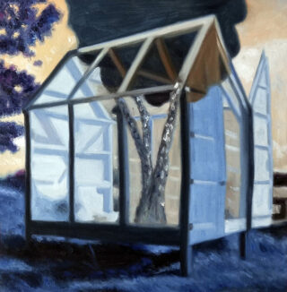 Eine Glashausstruktur mit einem darin wachsenden Baum, im Freien unter einem bewölkten Himmel, dargestellt in gedämpften Blau- und Beigetönen.