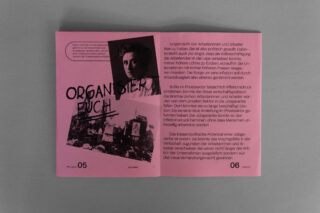 Eine rosafarbene Zeitschrift mit deutschem Text, einem Schwarzweißfoto einer Frau, den Worten „Organisiert Euch“ über Protestbildern und den Seiten mit der Beschriftung 05 und 06 unten.