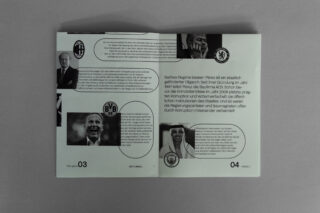 Ein aufgeschlagenes Magazin zeigt Seiten mit deutschem Text, Schwarz-Weiß-Fotos von Personen, Logos von Fußballvereinen und kreisförmigen grafischen Elementen auf grauem Hintergrund.